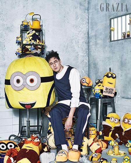 点击大图看下一张:韩星苏志燮变长腿顽童 抠鼻偷窥萌态足