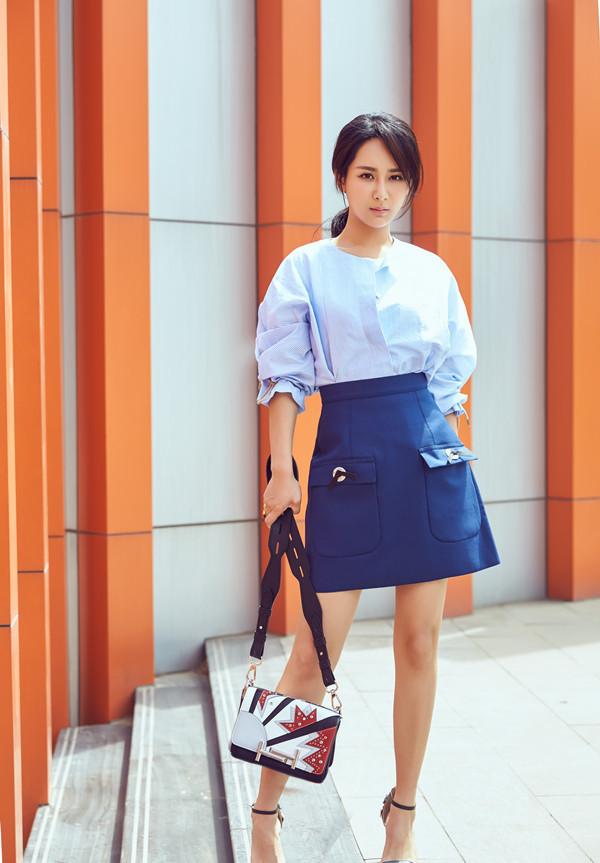 点击大图看下一张：杨紫街拍造型多变 最美锁骨获网友称赞