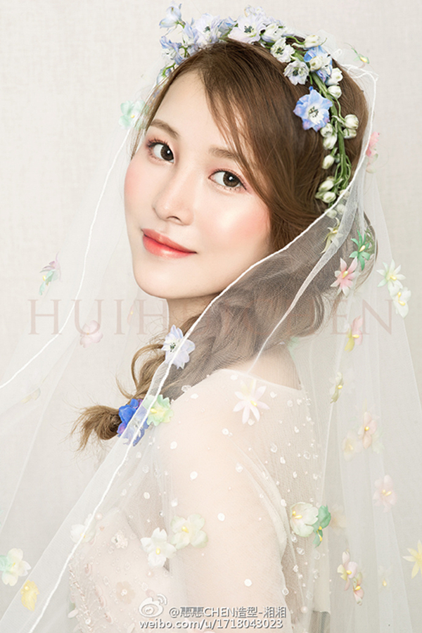 点击大图看下一张:甜美梦幻新娘妆