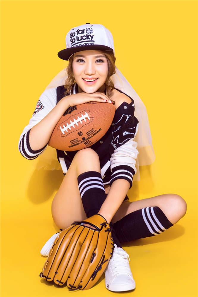 点击大图看下一张：棒球少女