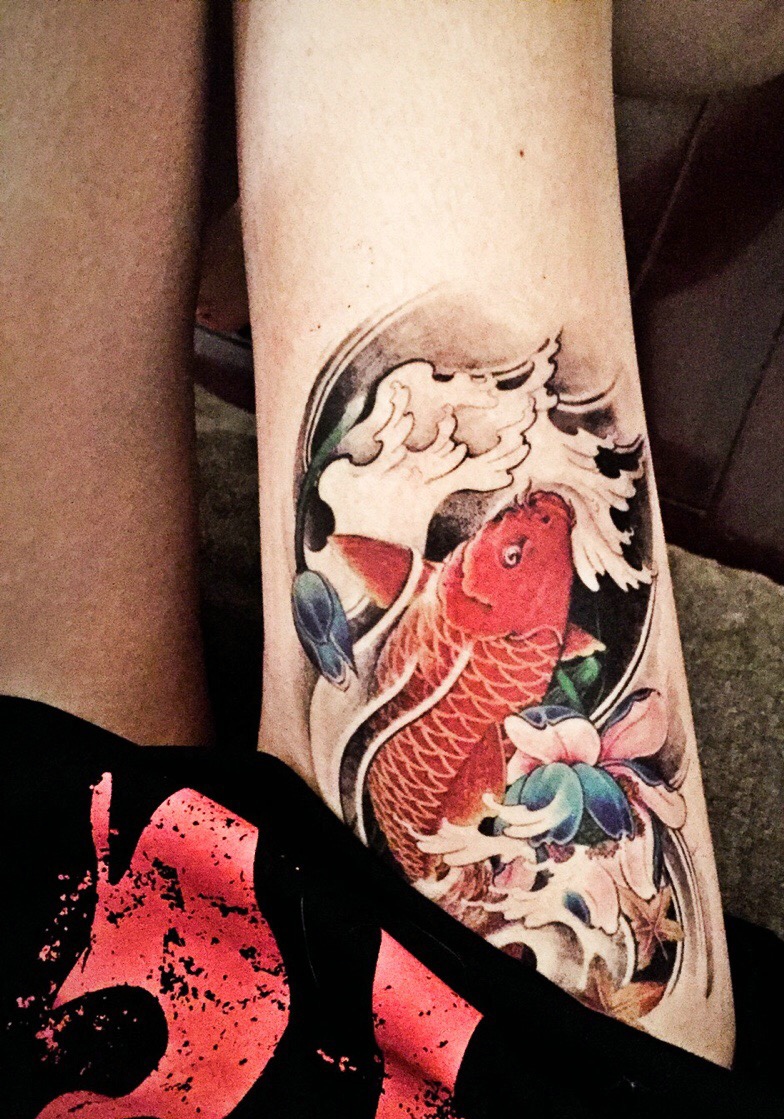 点击大图看下一张：大腿惊艳美丽的红鲤鱼纹身刺青