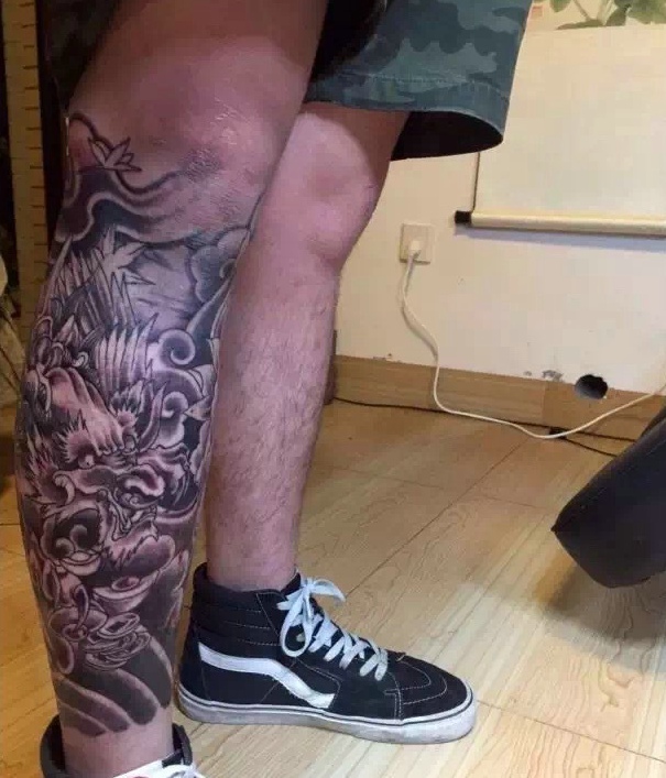 点击大图看下一张：包小腿黑白邪龙纹身刺青很霸气