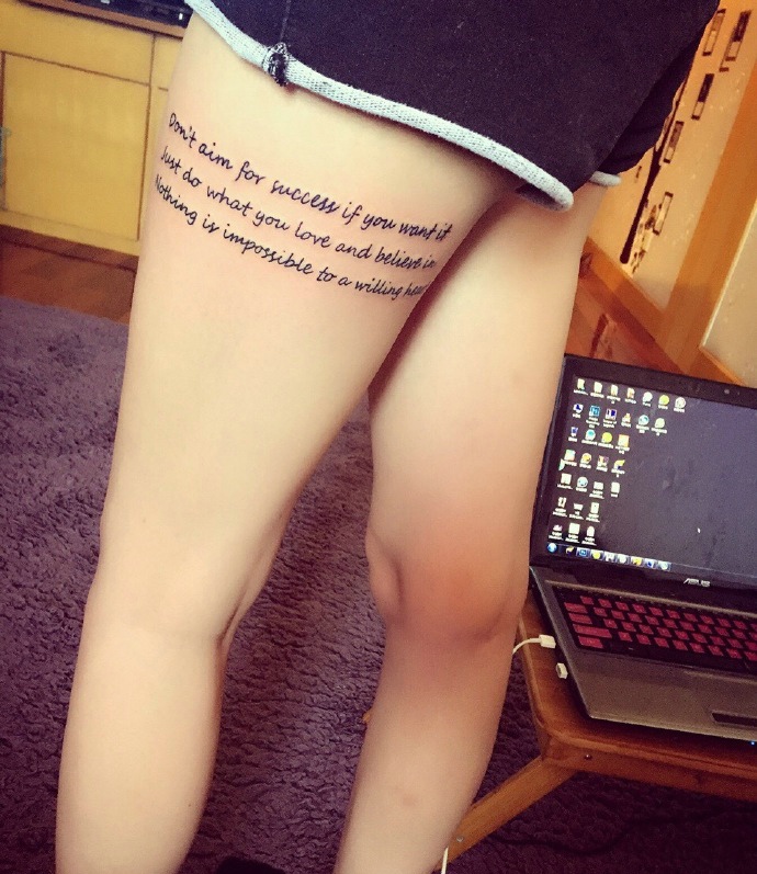 点击大图看下一张：环绕女生大腿的个性英文纹身刺青