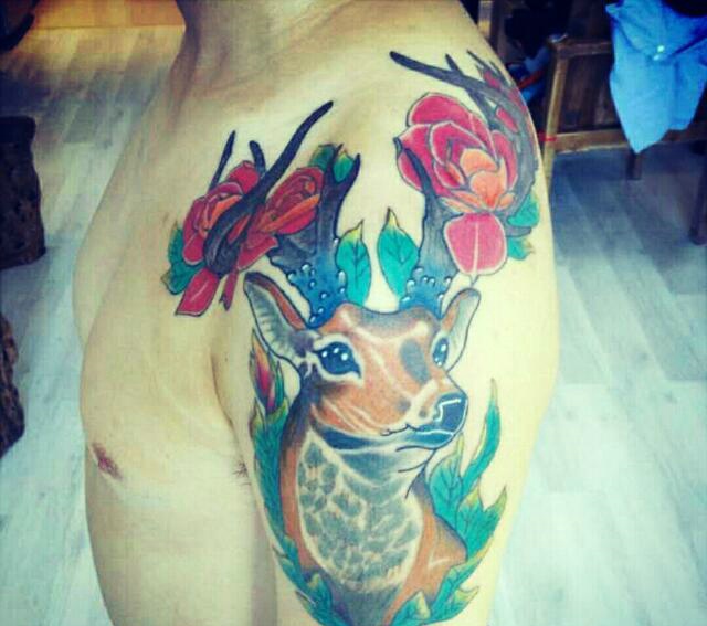 点击大图看下一张：大臂彩色可爱的小鹿纹身刺青