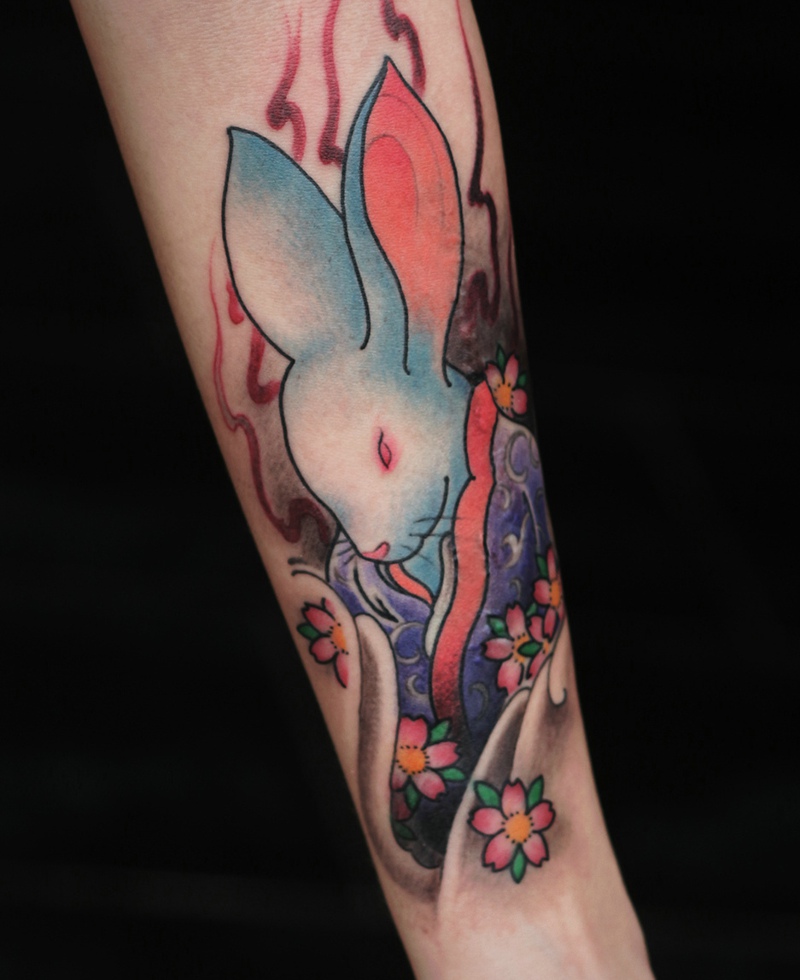 点击大图看下一张：好看的手臂彩色小兔子纹身刺青