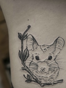 腰部上的黑白小动物纹身刺青