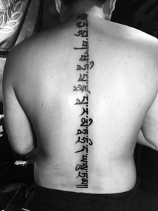 脊椎部现代派的梵文纹身刺青