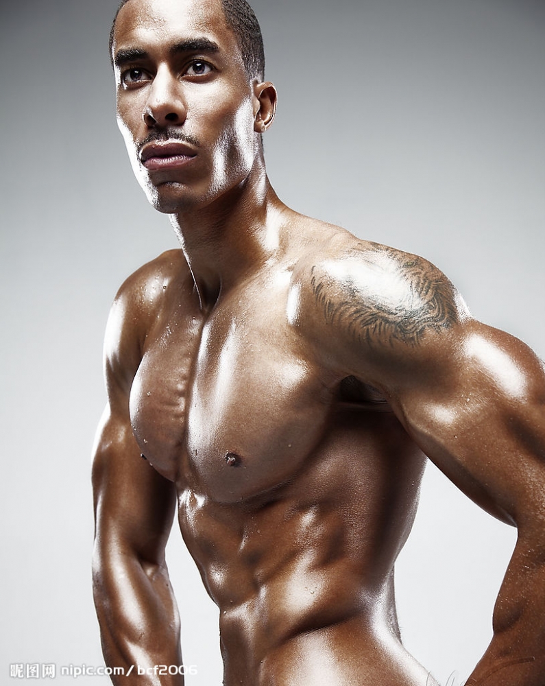 点击大图看下一张：超酷肌肉男模花样秀腹肌