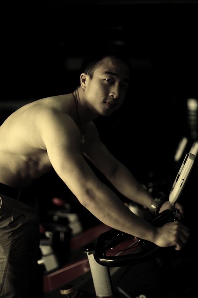 点击大图看下一张：超帅健美肌肉男高清套图