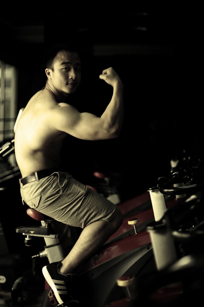 点击大图看下一张:超帅健美肌肉男高清套图