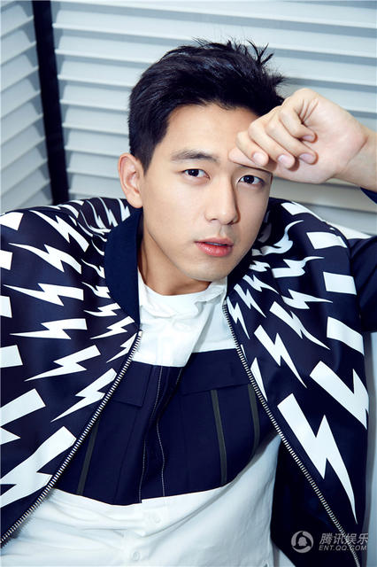 点击大图看下一张：90后帅哥李现时尚质感写真展暖男范