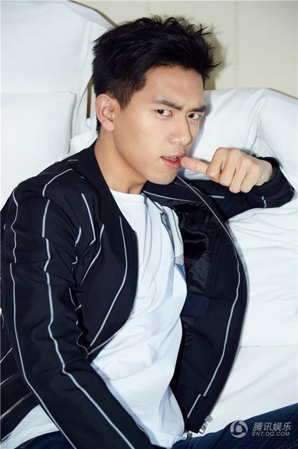 点击大图看下一张:90后帅哥李现时尚质感写真展暖男范