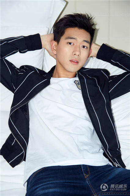 点击大图看下一张:90后帅哥李现时尚质感写真展暖男范