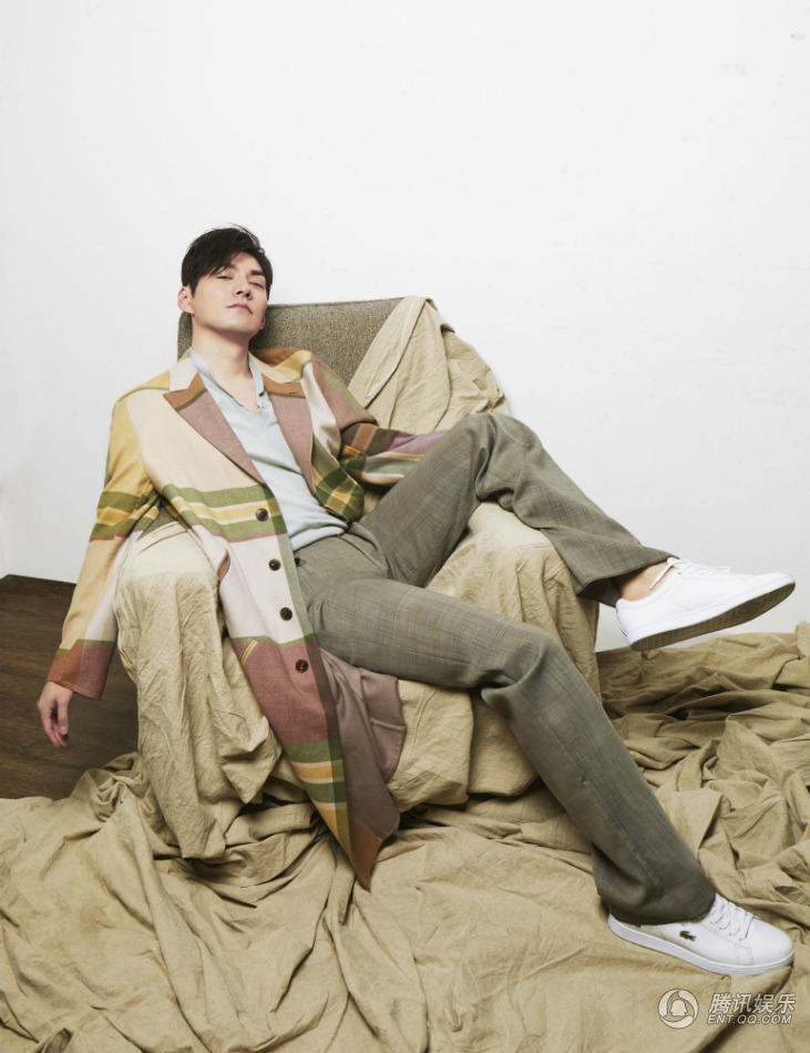 点击大图看下一张:时尚帅哥严屹宽都市冻龄男神写真