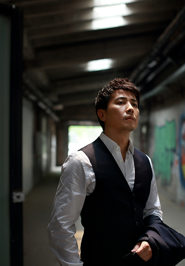 点击大图看下一张:帅哥明星保剑锋新写真演绎成熟时尚大片