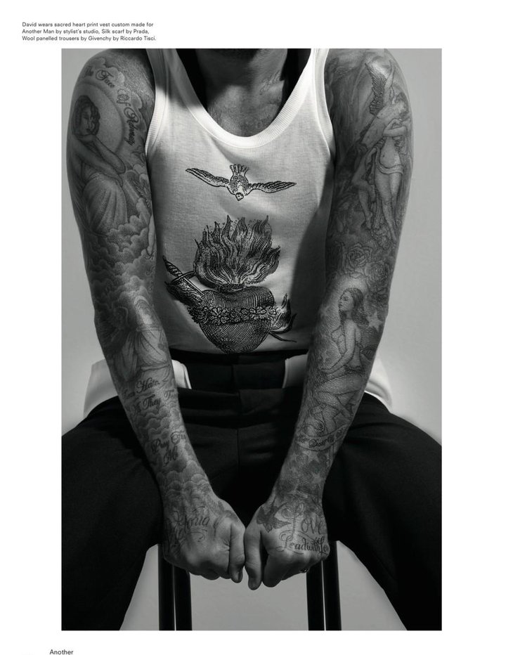 点击大图看下一张:贝克汉姆最新黑白大片 完美型男性感半裸