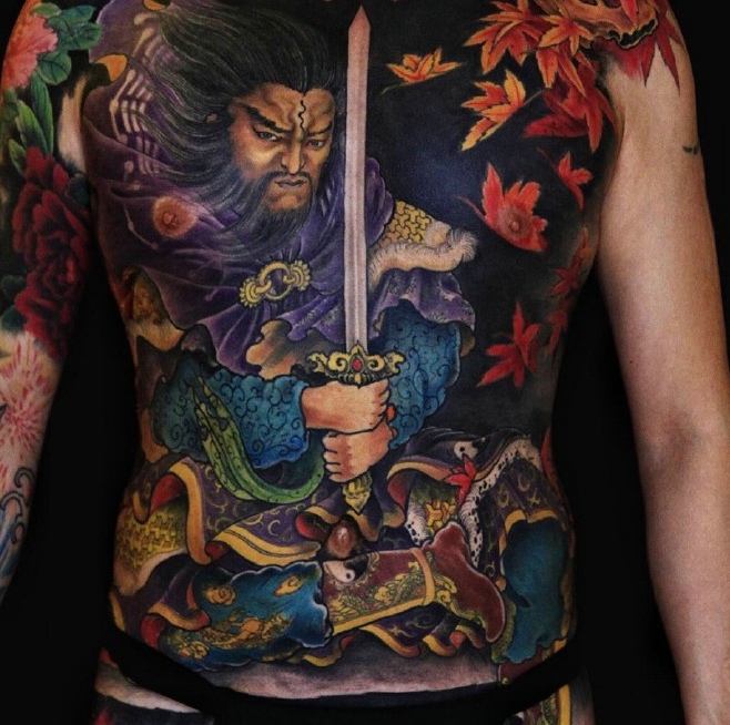 点击大图看下一张：霸气无敌的满背彩色图腾纹身刺青