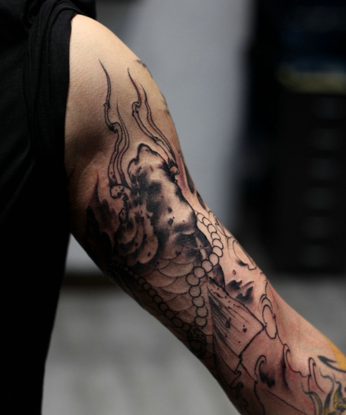 点击大图看下一张：包手臂帅气的黑白图腾纹身刺青