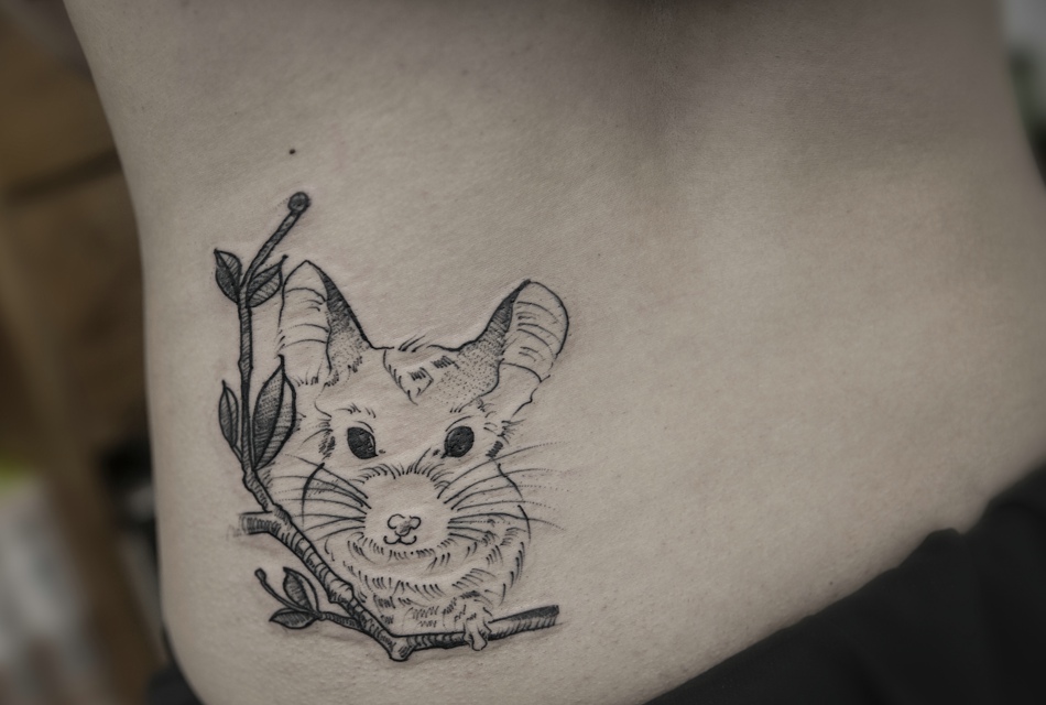 点击大图看下一张：腰部上的黑白小动物纹身刺青