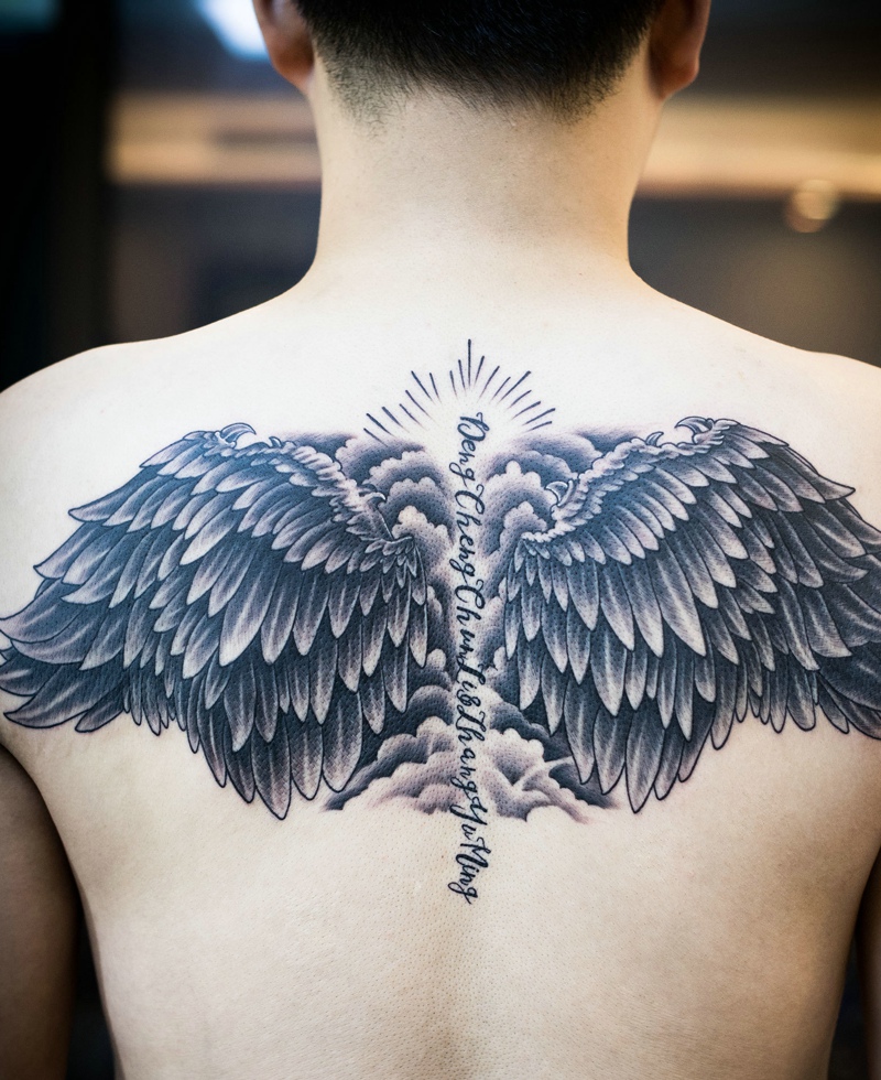 点击大图看下一张：后背羽毛与英文结合的纹身图案