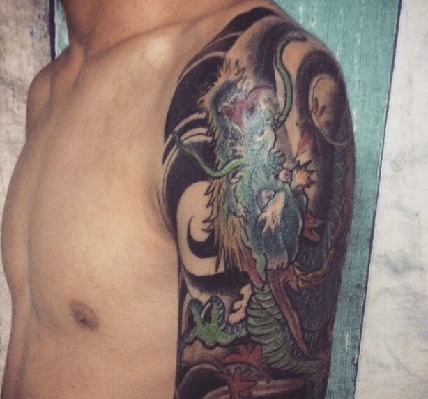 点击大图看下一张：经典传统的花臂邪龙纹身刺青