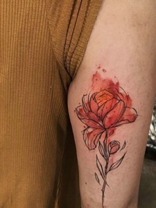 女生手臂外侧水彩花朵纹身刺青