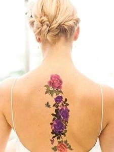 外国美女脊椎部漂亮花朵纹身刺青