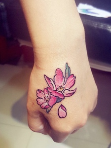 手背精致而美好的花朵纹身刺青