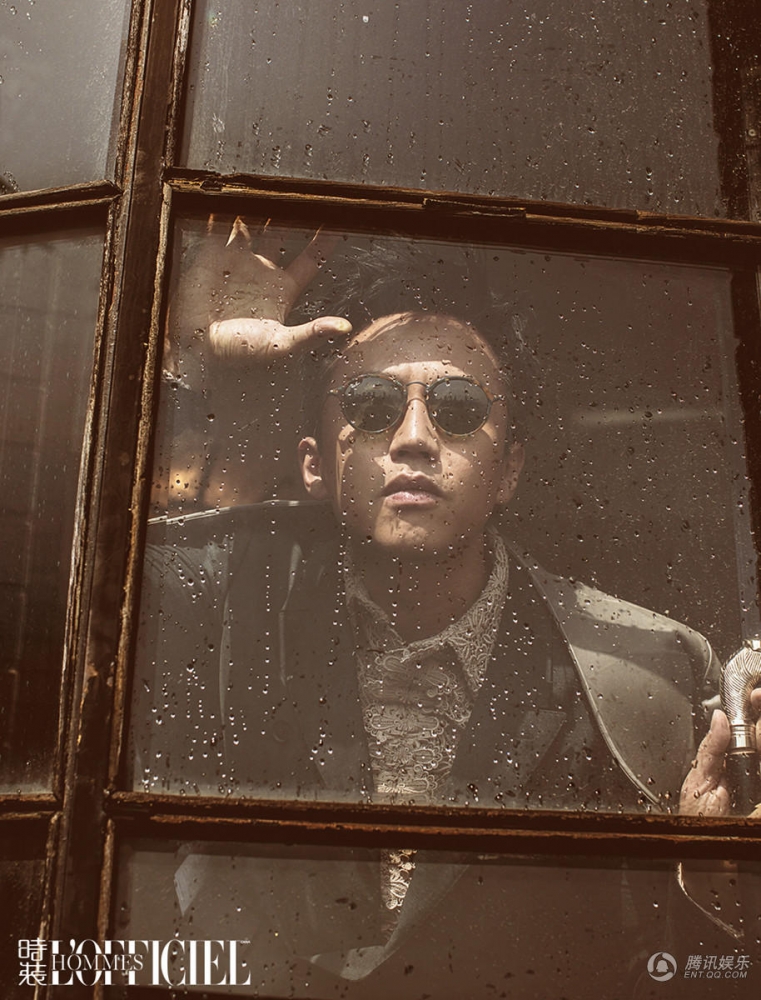 点击大图看下一张：帅哥明星邓超风衣Look登封面展型男范