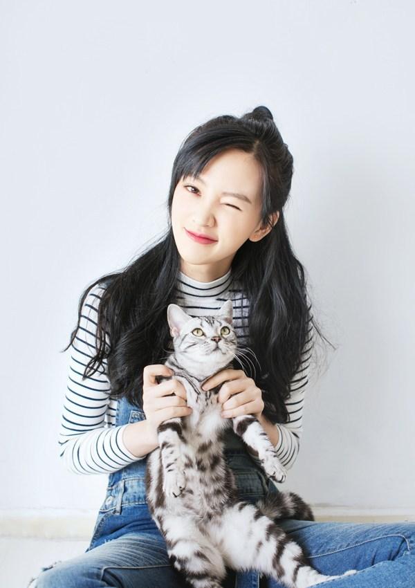 点击大图看下一张:黄灿灿少女与猫写真 萌态可人相映成趣