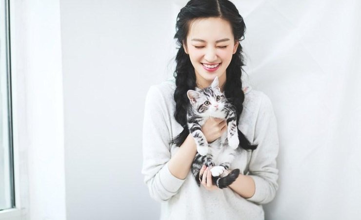 点击大图看下一张:黄灿灿少女与猫写真 萌态可人相映成趣