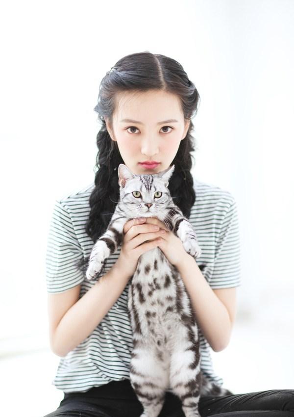 点击大图看下一张:黄灿灿少女与猫写真 萌态可人相映成趣