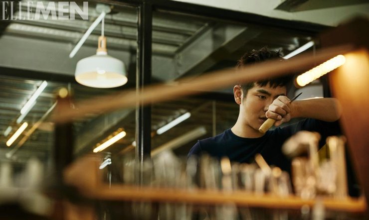 点击大图看下一张：暖男张晓龙拍大片 工装风展匠人之心