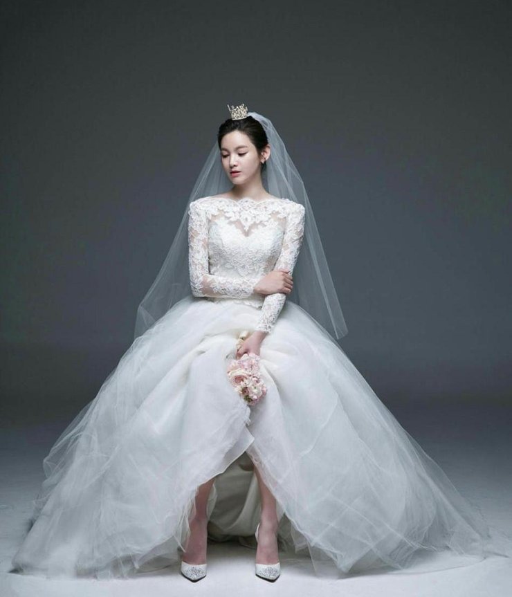 点击大图看下一张：韩女星郑佳恩婚纱写真 尽展优雅气质