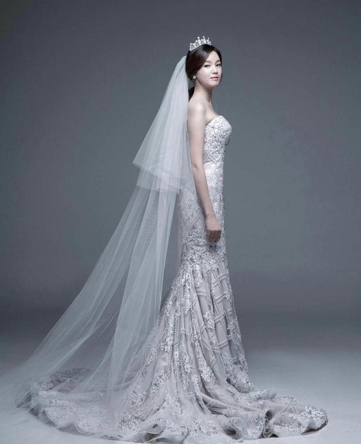 点击大图看下一张：韩女星郑佳恩婚纱写真 尽展优雅气质