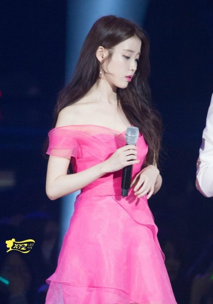 点击大图看下一张:韩星IU粉裙仙气十足 人美歌甜小清新