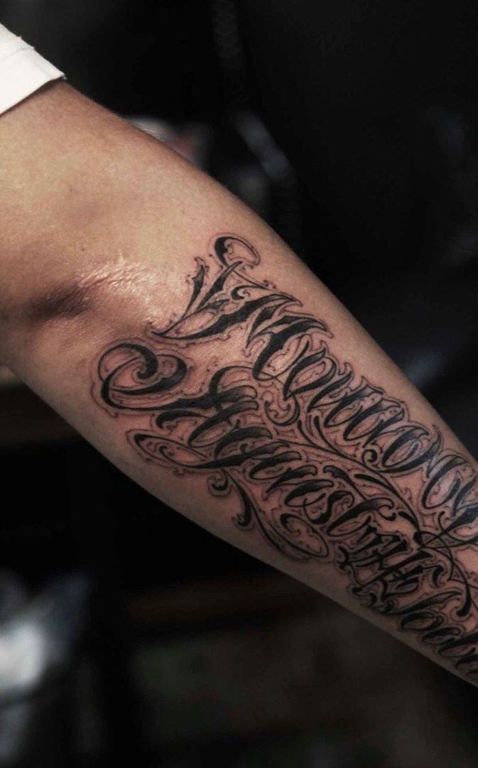 点击大图看下一张:手臂外侧大花体英文纹身刺青