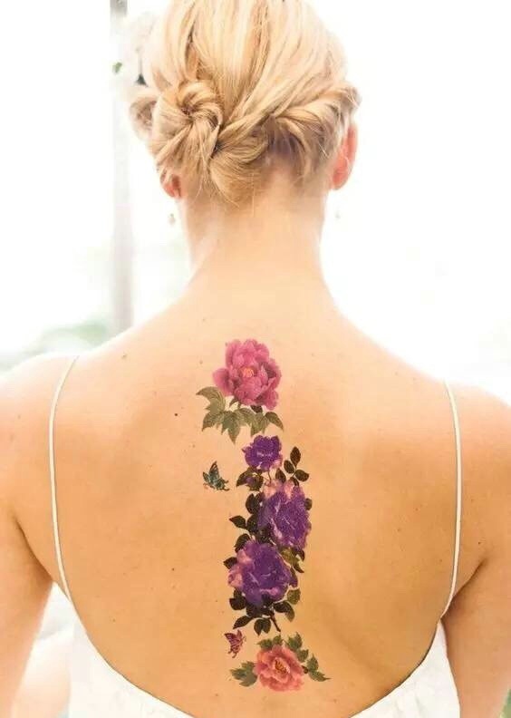 点击大图看下一张：外国美女脊椎部漂亮花朵纹身刺青