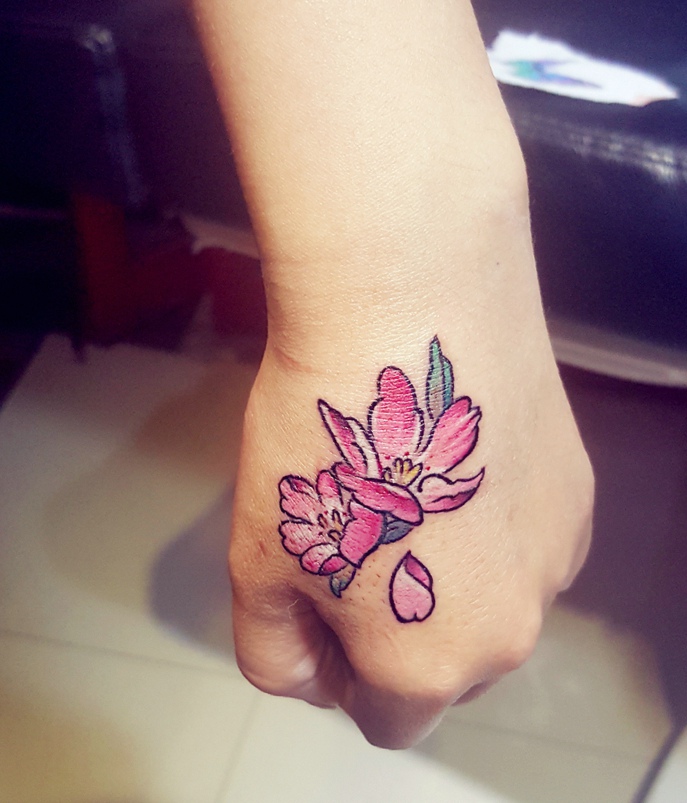 点击大图看下一张：手背精致而美好的花朵纹身刺青