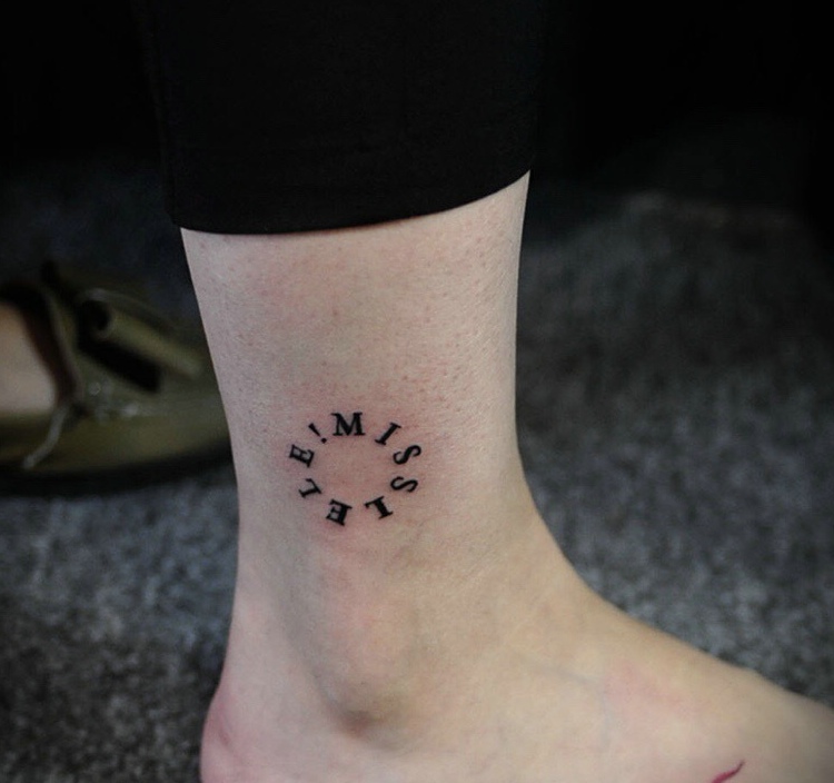 点击大图看下一张:裸脚小清新纹身刺青很个性