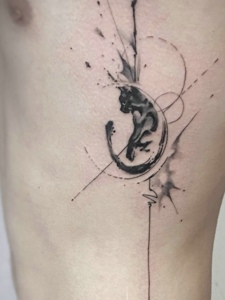侧腰部水墨几何与狐狸一起的纹身图片