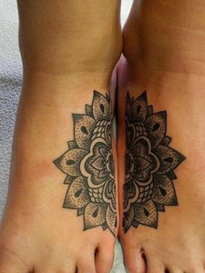 脚背能拼接而成的花朵纹身刺青