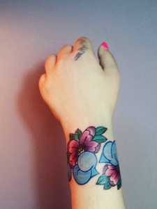 手臂五颜六色的花朵纹身刺青