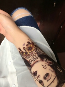 手臂一枚美女肖像纹身刺青很精美