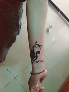 手腕可爱玲珑的小猫纹身刺青