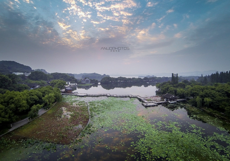 点击大图看下一张：夏日西湖