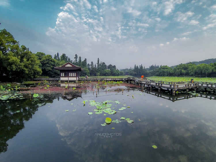 点击大图看下一张：夏日西湖