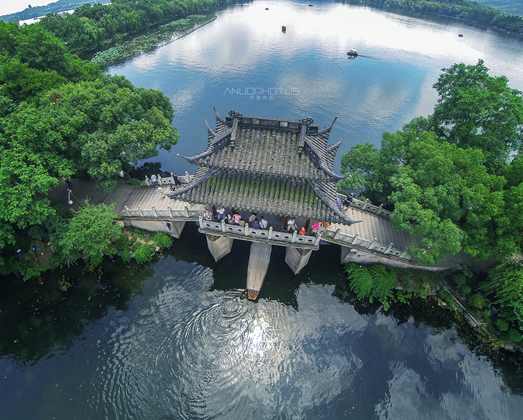 点击大图看下一张：夏日西湖