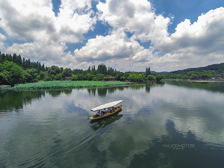 点击大图看下一张：夏日西湖