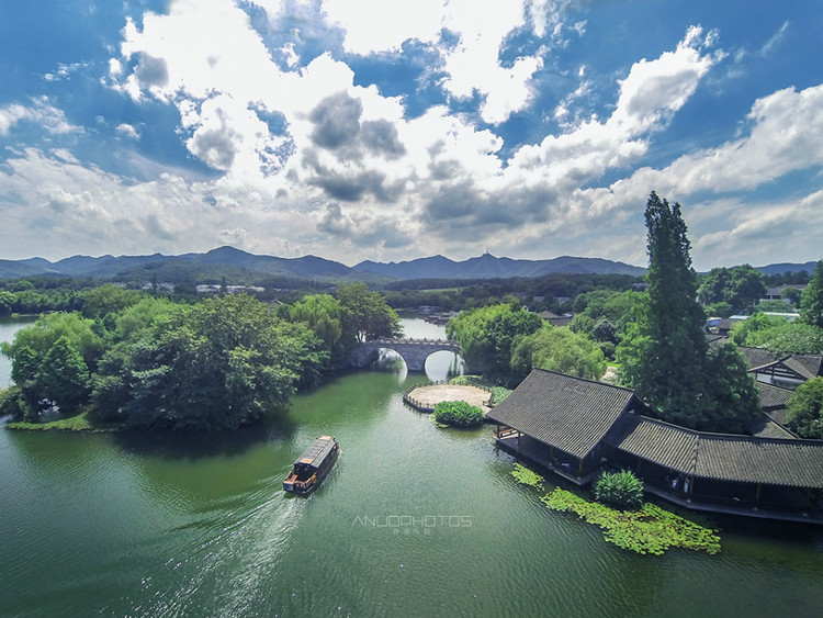 点击大图看下一张：夏日西湖